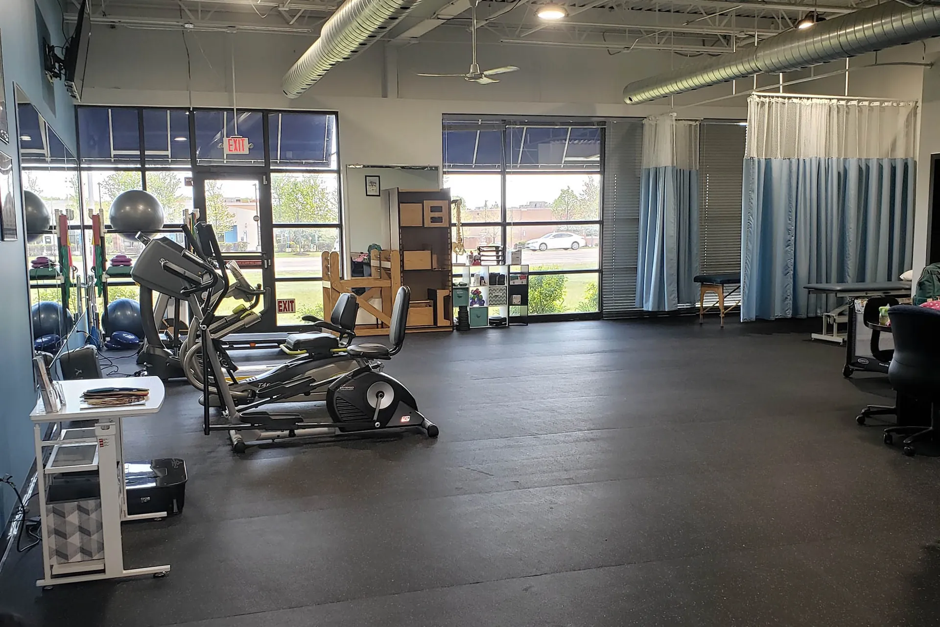 The treatment floor at Maxicare Physical Therapy and Wellness in Carpentersville